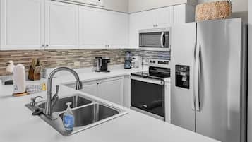 Geladeira, micro-ondas, fogão, cooktop