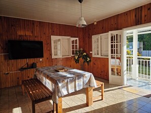 Outdoor dining - La Caz Mangoustan (Sainte-Rose)