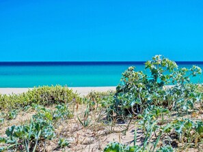 Una platja amb aigua turquesa i sorra daurada.