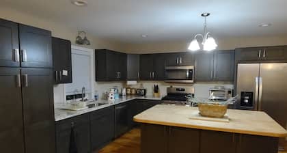 Charming 3-bedroom house with WiFi, and fenced-in backyard in serene Byrnes Mill