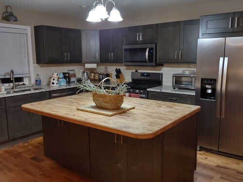 Charming 3-bedroom house with WiFi, and fenced-in backyard in serene Byrnes Mill