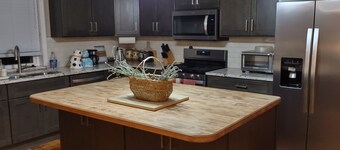 Charming 3-bedroom house with WiFi, and fenced-in backyard in serene Byrnes Mill