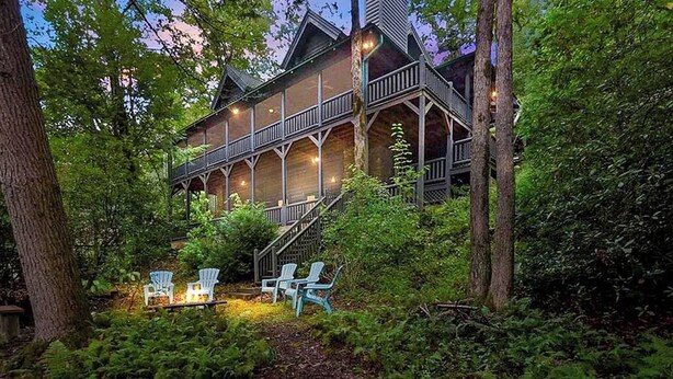 A lodge with a covered porch and outdoor seating area. - Spacious Cabin for 14 on Fightingtown Creek – Private Trout Fishing Retreat (McCaysville)