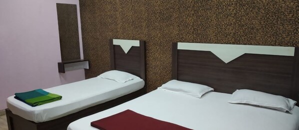 Family Room | 1 bedroom, soundproofing, free WiFi, bed sheets