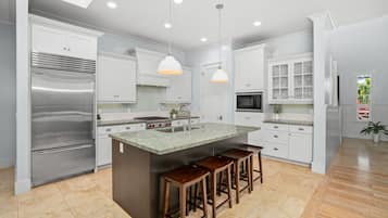 House, 4 Bedrooms | Private kitchen