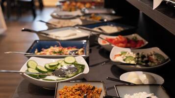 Se ofrece un desayuno bufé todos los días (22 EUR por persona)