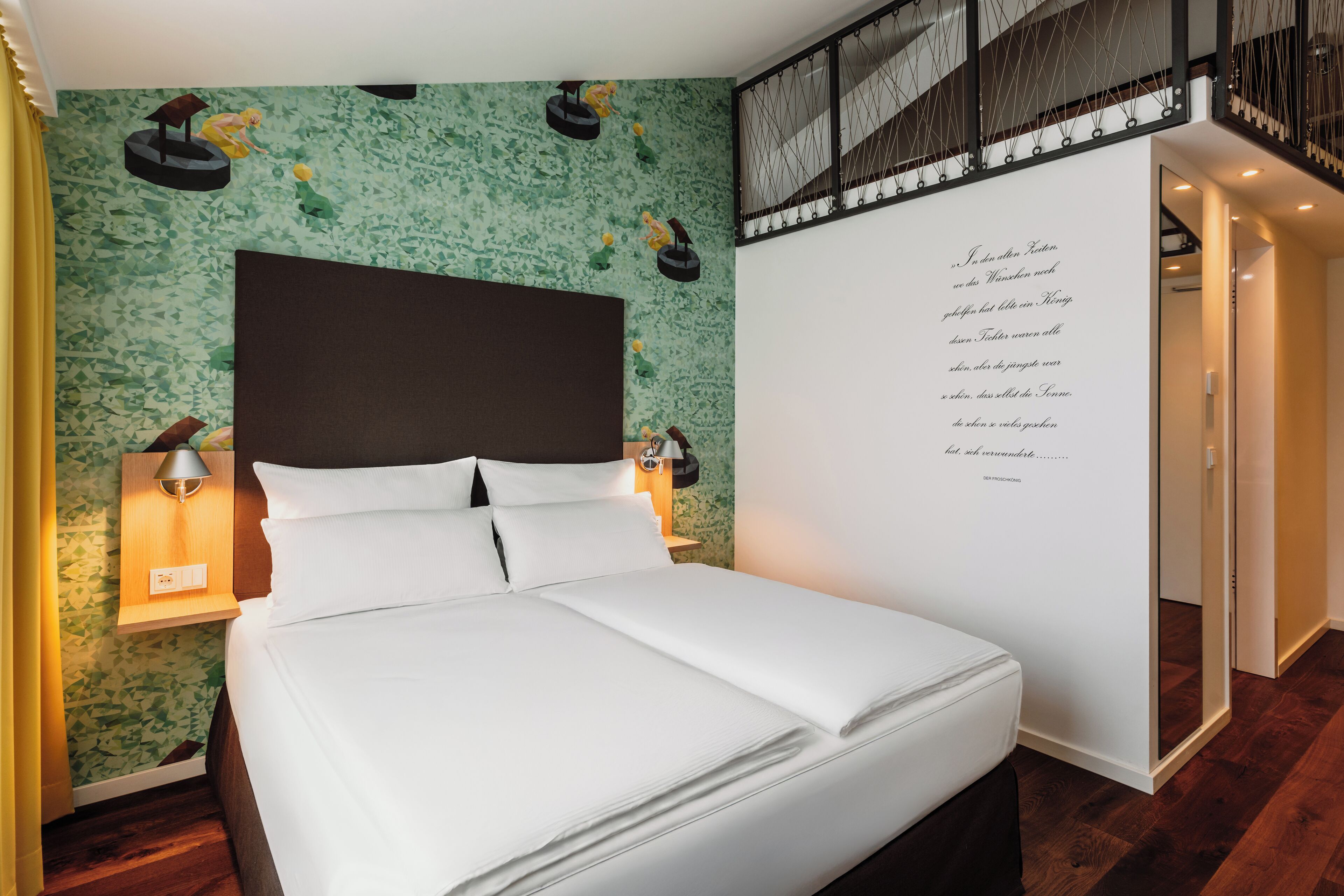 Family Room, Non Smoking | Peralatan tempat tidur hipoalergenik, peti besi dalam bilik 