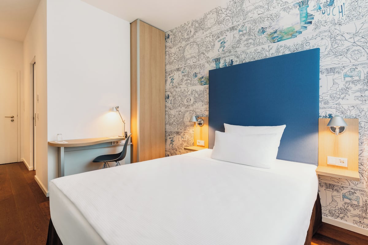 Hypo-allergenic bedding, in-room safe, individually decorated