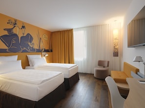 Ropa de cama hipoalergénica y caja de seguridad en la habitación