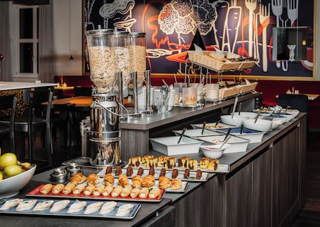 Tägliches Frühstücksbuffet gegen Gebühr. Grimms Hotel Hanau