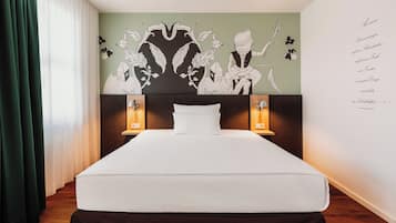 Comfort-Einzelzimmer | Allergikerbettwaren, Zimmersafe, individuell dekoriert