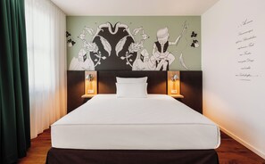 Comfort Tek Kişilik Oda | Anti alerjik yatak takımı, odada kasa, ayrı ayrı dekore edilmiş 