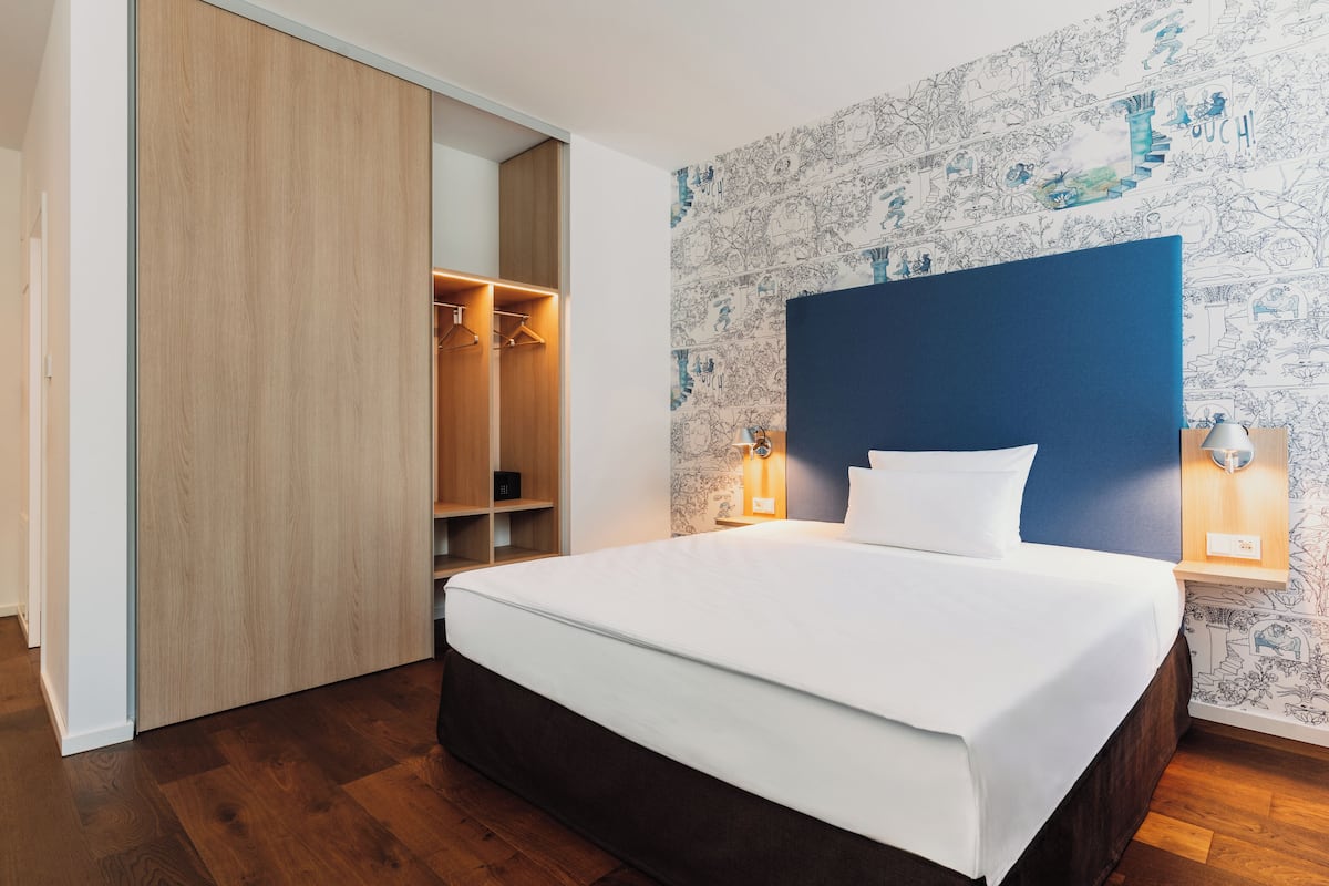 Hypo-allergenic bedding, in-room safe, individually decorated