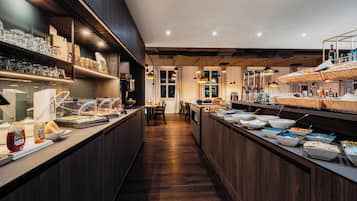 Tägliches Frühstücksbuffet (22 EUR pro Person)