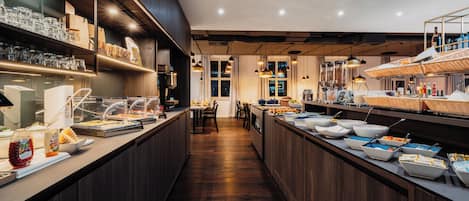 Frukostbuffé varje dag (EUR 22 per person)