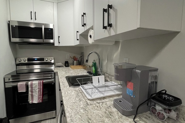 Frigorifero, microonde, forno, piano cottura