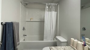 Un baño con bañera, inodoro y lavabo.