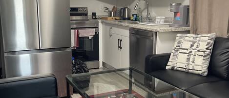 ثلاجة، ميكروويف، فرن، موقد طهي مسطح