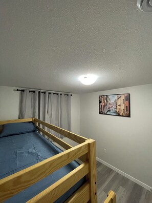 2 bedrooms, desk, iron/ironing board, free WiFi - The Fortress safe haven. Affordable accommodation on Westside (Saskatoon)