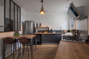 Een koelkast, een magnetron, een oven, een vaatwasser