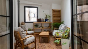 A cozy living area with wooden furniture, a small table, and potted plants. - Spacious appartment in the heart of Angers - 6 PAX (Angers)