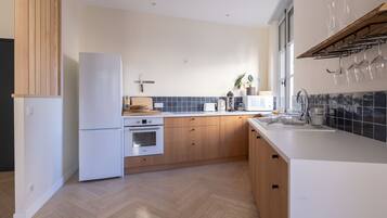 Réfrigérateur, micro-ondes, four, lave-vaisselle