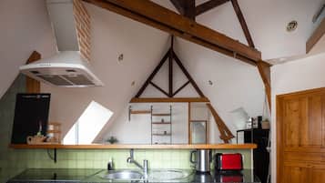 Réfrigérateur, micro-ondes, four, cafetiÚre/bouilloire