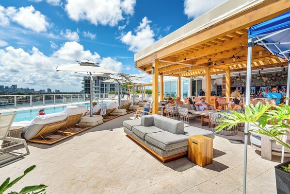 Outdoor dining - Luxury 1 bedroom Penthouse Condo in fabulous Fort Lauderdale (Fort Lauderdale)