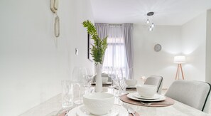 Appartement Standard, vue ville | Restauration dans la chambre