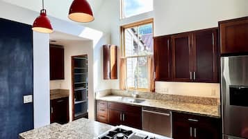 Stadtwohnung, 2 Schlafzimmer | Eigene Küche | Kühlschrank, Ofen, Wasserkocher mit Kaffee-/Teezubehör, Toaster