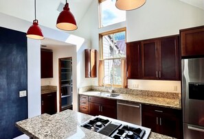 Residenza, 2 camere da letto | Cucina privata | Frigorifero, forno, macchina per tè/caffè, tostapane