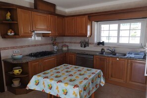 雪櫃、微波爐、焗爐、爐具