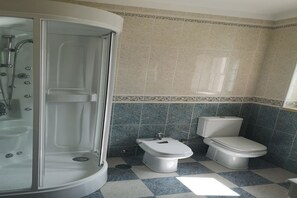 Bruser, hårtørrer, bidet, håndklæder