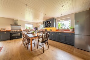 Mikrowelle, Geschirrspüler, Wasserkocher mit Kaffee-/Teezubehör