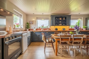 Mikrowelle, Geschirrspüler, Wasserkocher mit Kaffee-/Teezubehör