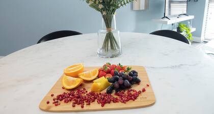 Beautiful 2 Bedroom Apartment With Parking in The Docks