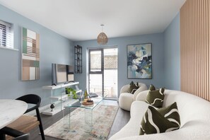 Smart TV, Netflix, streaming services - Beautiful 2 Bedroom Apartment With Parking in The Docks (Gloucester)