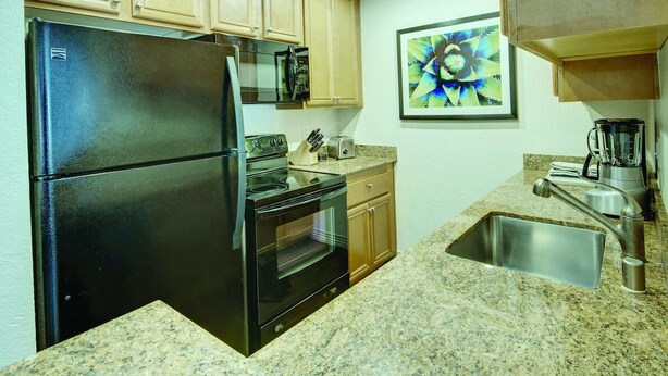 Coffee/tea maker, fridge, microwave, oven - Las Vegas 1Bed/1Bath, Desert Rose! (Las Vegas)