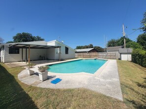 Outdoor pool - 4-Season Beauty with pool in Fort Worth (Fort Worth)