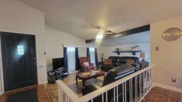 Een smart-tv, een open haard en boeken