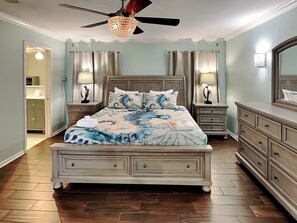 4 bedrooms, iron/ironing board, Internet, bed sheets - Stunning, luxury home with 180-degree bay view & fishing pier (Galveston)