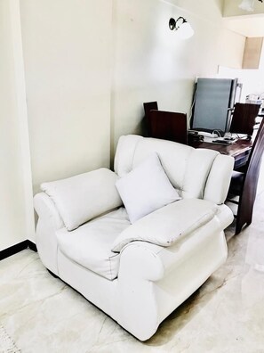 Appartement Familial, vue ville | Coin séjour | TV connectée de 24 pouces avec chaînes numériques