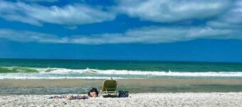 Romantic Island Getaway! Just Steps from the Beach