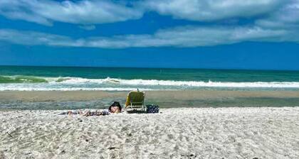 Romantic Island Getaway! Just Steps from the Beach