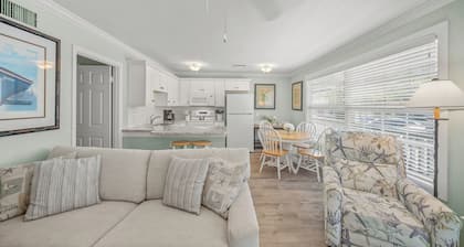 Romantic Island Getaway! Just Steps from the Beach