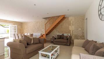 TV connectée, cheminée, table de tennis de table, livres