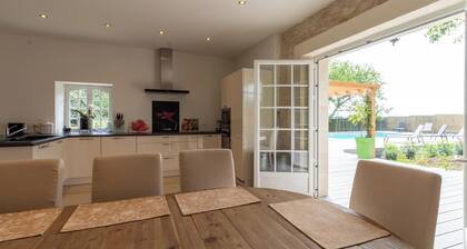 4 bedroom cottage set amongst the vineyards with own pool and garden