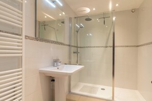 Shower, hair dryer, towels, soap - 4 bedroom cottage set amongst the vineyards with own pool and garden (Louzac-Saint-André)