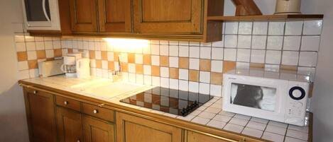 Microwave, dishwasher, coffee/tea maker, toaster