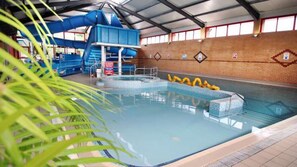 Cabin | Pool | Indoor pool - Caravan - Sleeps 4 - Pool - Pet Friendly (Ringwood)